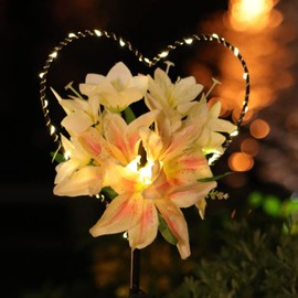 Starryfill Luces solares para jardín al aire libre en forma de corazón con flores de lirio blanco, luces solares para exteriores con 25 luces LED blanco cálido, decorativas para recuerdos, camino, patio, césped