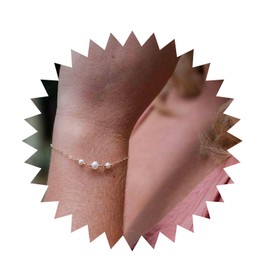 Yheakne Boho Tiny Pearl Bracelet Gold Three Beads Chain Bracelet Freshwater Pearl Beads Bracelet Everyday Bracelet Minimalist Hand Chain Jewellery for Women and Girls Bridesmaid Gifts (Gold), Metal