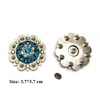 Conchos de bayas con tornillos de metal y flores con