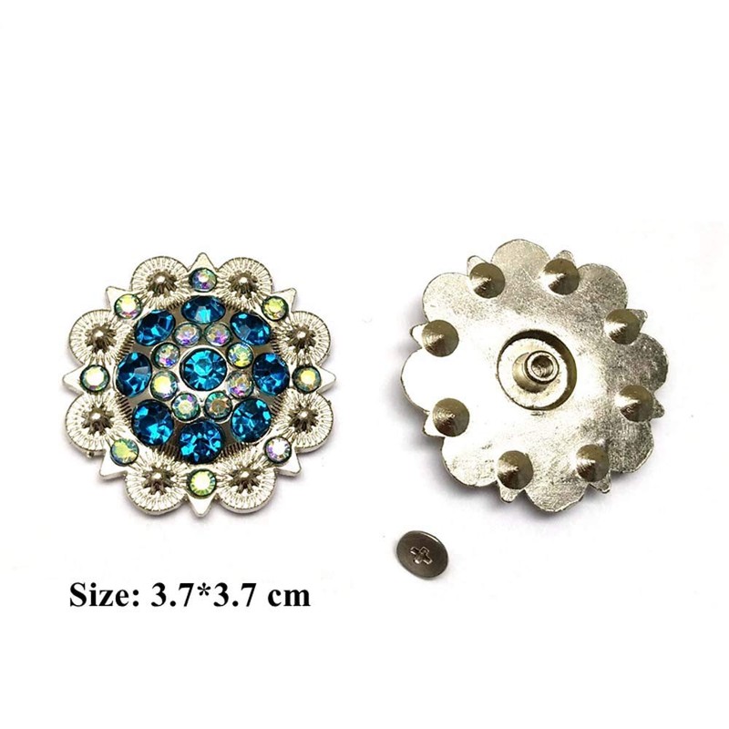 Conchos de bayas con tornillos de metal y flores con