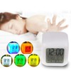 GOODS+GADGETS Leuchtender LED Wecker mit Kalender, Uhrzeit & Temperaturanzeige; Cube-Wecker