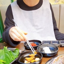 [Altipia] 100 disposable aprons for customers at meat restaurants and soup restaurants / [알티피아] 고기집 국밥 식당 손님용 앞치마 1회용 100개