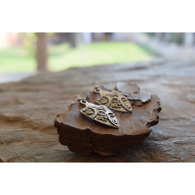 Tribal boho earrings: robust and triangular