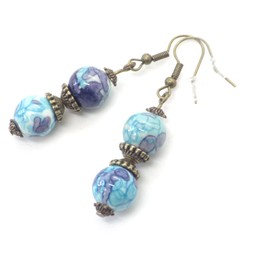 Ohrringe aus weißen Jadeperlen in den Farben Blau und Lila und tibetische Perlen aus antiker Bronze