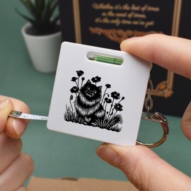 Azeeda 'Happy Fluffy Cat in Garden ' Keyring Tape Measure/Spirit Level Tool (KM00042401)