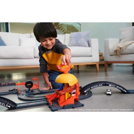 Hot Wheels Toy Car Track Set, City Burger Drive-Thru Playset & 1:64 Scale Car, Connects to Other Sets & Tracks