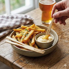 com-four® 300 x Bamboo Chip Forks - 9 cm Finger Food Skewers for Sausage, Vegetables, Fruit - Natural Serving Sticks with Tines - Chip Pieker for Buffet and Catering
