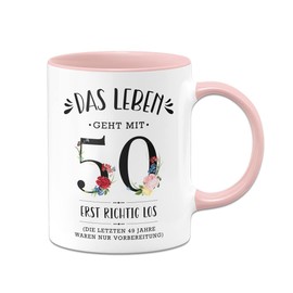 Tassenbrennerei Tasse - Das Leben geht mit 50 erst richtig los - Kaffeetasse mit Spruch lustig zum Geburtstag als Geburtstagsgeschenk für Frauen, Freundin, Kollegin - Geburtstagsdeko (Rosa, 50)