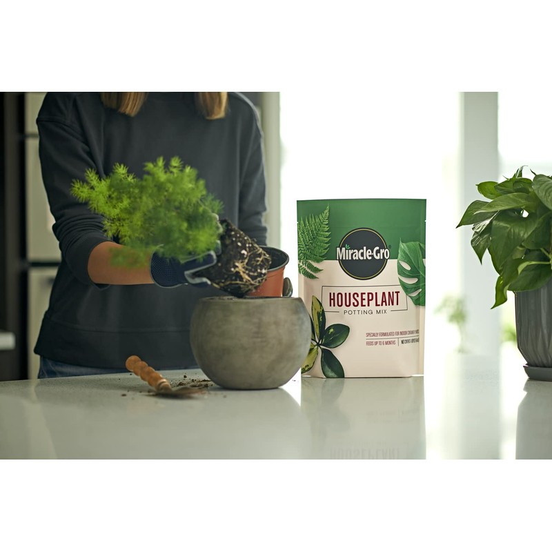 Miracle-Gro Houseplant Potting Mix - Fertilized Soil, Designed to be