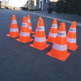 LionSports Practical pylon set (brand new version 2021) for sports, football, dogs and training - perfect cones, training cones for all sports - ideal for outdoor use (outdoor, cone, pilons)