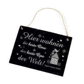Door Sign with German Text "Hier wohnen die beste Oma & der beste Opa der Welt" ("Hier wohnen die beste Oma & der beste Opa der Welt") Door Decoration Engraved Slate 22 x 16 cm Black