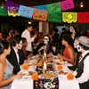 Decoraciones para el Día de los Muertos y Ofrenda para