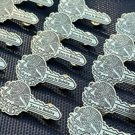 Saca La Bolsita Hat Pin/Keychain - Color: Saca La Bolsita Keychain