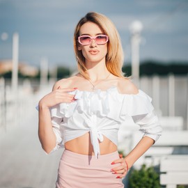 FEISEDY Vintage Trendy Sunglasses Rectangular Women's Retro 90s Small Narrow Square Glasses with UV400 Protection B2322, pink