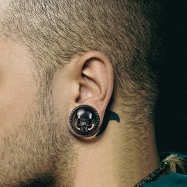 ERKUOO 2PCS Skull Ear Gauges Screw Ear Plugs Tunnels Ear Flesh Tunnels Piercing Earrings Hangers Expander Stretchers 0g(8mm)