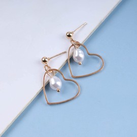 Erimberate Bohemian Pearl Heart Earrings Gold Hollow Heart Drop Earrings Vintage Love Heart Shape Earrings Baroque Pearl Dangle Earrings Jewelry for Women and Girls