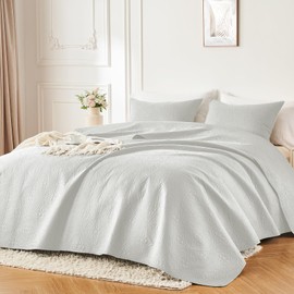 WURUIBO White King/Cal King Quilt Bedding Set, Embossing Microfiber Bedspreads with Pillow Shams, Ligthweight Breathable Summer Coverlet, Reversible Comforter for All Season (1 Quilt, 2 Shams)
