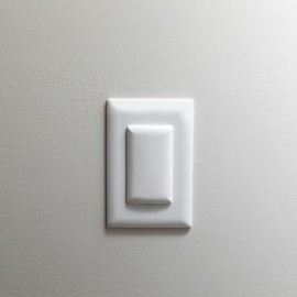 Qdos Safety StayPut - Cubierta de enchufe de doble toma - Un enchufe cubre ambas tomas de corriente Ajuste seguro y bordes biselados que evitan que los dedos pequeños se quiten a diferencia de otros