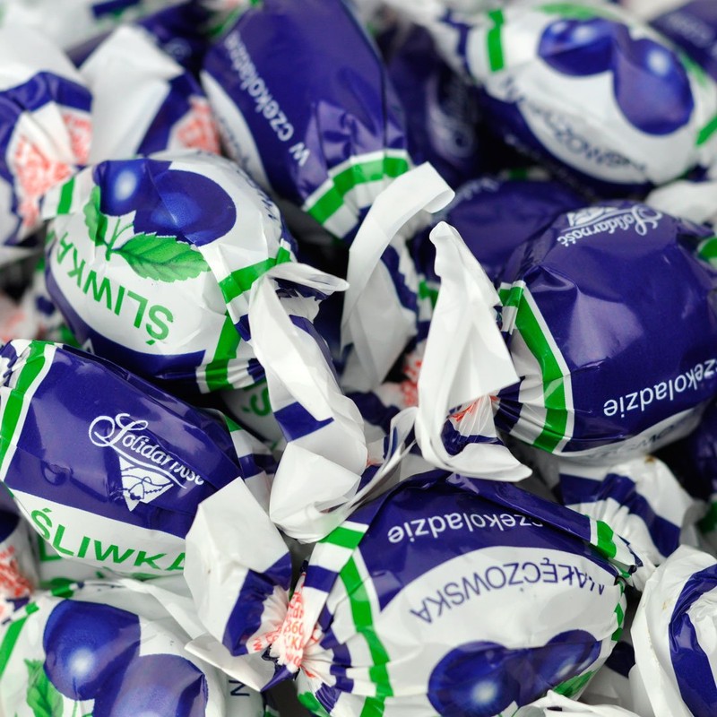 Solidarnosc Sliwka Naleczowska Plum in Dark Chocolate Tin Box 490