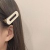 Black and white oval hair clip (WFIQ6F0) / 흑백 타원형 머리핀 (WFIQ6F0)