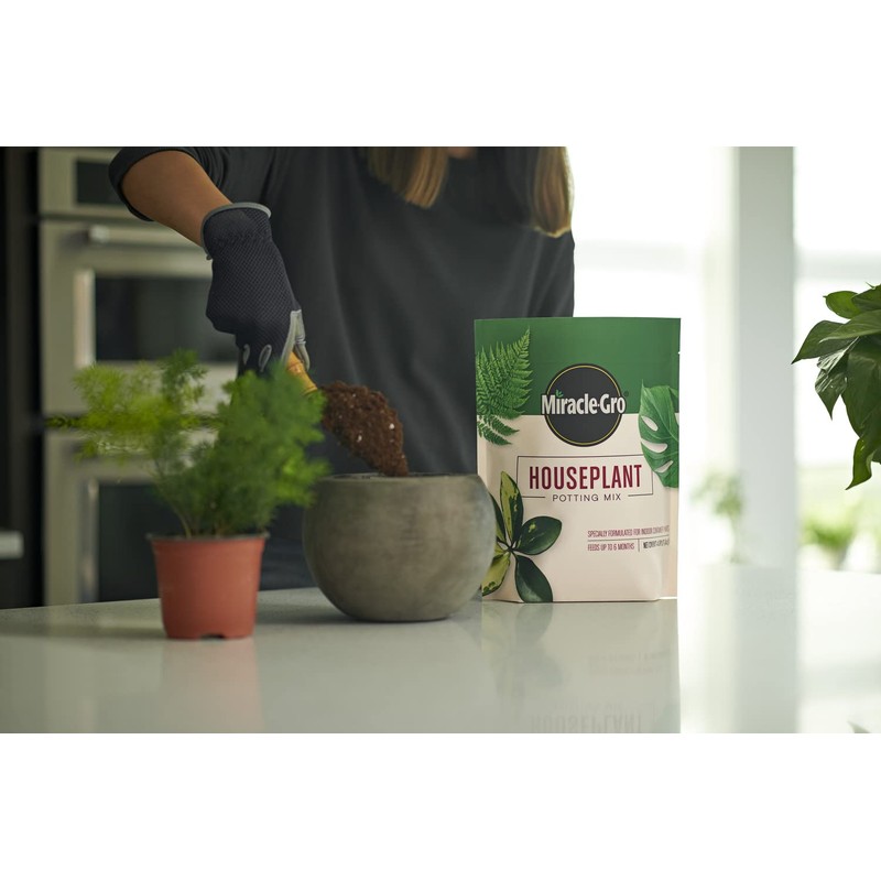 Miracle-Gro Houseplant Potting Mix - Fertilized Soil, Designed to be