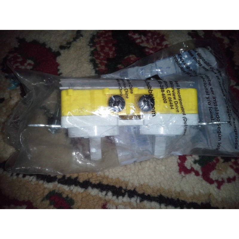 HUBBELL COMBINATIONS TWO TOGGLE SWITCHES SP 15 AMP 120 V