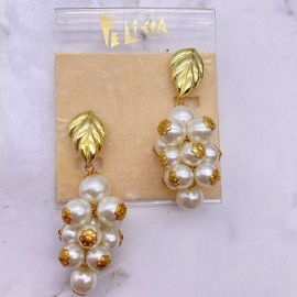 Felicia Vintage Felicia faux pearl grape cluster earrings gold tone white NOS Dangle
