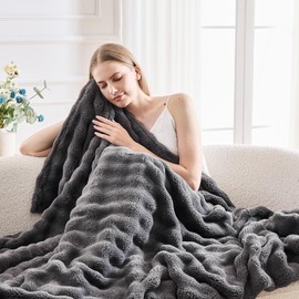 Wajade Cuddly Blanket Fluffy Fleece Blanket Winter Warm Plush Blanket Luxurious Faux Fur Blanket Lightweight Soft Blanket for Bed Couch 127 cm x 153 cm Dark Grey