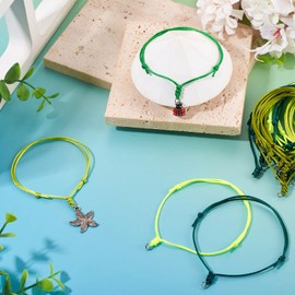 Bestewelry - Juego de 50 pulseras de nailon ajustables con temática verde y sin acabar, para hacer pulseras de amistad con anillos de salto para hacer joyas, suministros de bricolaje