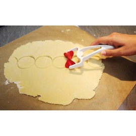 Dr. Oetker Rollausstecher, Backhelfer mit intergriertem Rundausstecher, Ausstechform mit effizienter Rollfunktion, Farbe: weiß/rot, Menge: 1 Stück