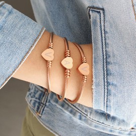 Clepsidra® Pulseras Mujer plateadas personalizadas con inicial. Accesorios y regalos para mujer elegantes y resistentes. Joyeria de acero inoxidable con dijes para mujer A-Z. Brazalete ajustable. Gift… (AJUSTABLE, U, ROSADO)