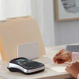 DYMO Rotuladora de escritorio | Rotuladora portátil LabelManager 210D, multiuso, fácil de usar, teclas inteligentes de un solo toque, teclado QWERTY, 