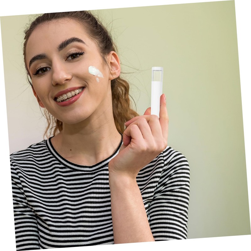 FOMIYES Compact Retractable Flat Top Makeup Brush with Built in