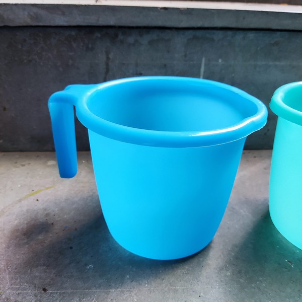 ATCUSA Plastic Mugs for Bathroom Bath Accessory x 1 Mug Bathing Mugs Dabba camping mug, certified bathing water mug - 1.5 litre capacity - Assorted colors
