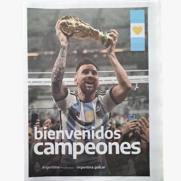 Clarín "Llega La Selección" Diario Impreso Argentino Tuesday Argentina Newspaper - All Sections (Spanish) (12/20/22)