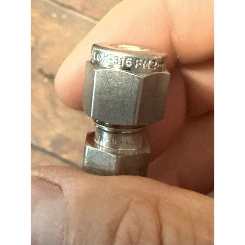 Swagelok SS-400-R-2 1/4 - 1/8" Stainless Steel Fitting Reducer Free