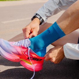 CEP Core Run Calcetines De Correr Ultraligeros De Corte Medio, Ajuste De Compresión, Diseño Sin Ampollas Para Rendimiento En Hombres Y Mujeres, Azul/Azul Oscuro, Large