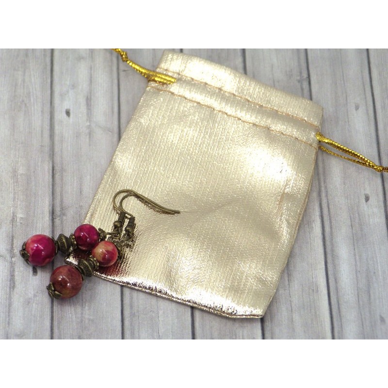 Bronze Ohrringe mit weißen Jade Perlen in rot gefärbt