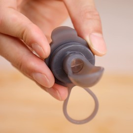 haakaa Cuchara de silicona para alimentos de bebé, cuchara de alimentación para apretar con cubierta antipolvo, compatible con alimentador de comida para bebés Haakaa, bolsas deliciosas, bolsas de almacenamiento de leche