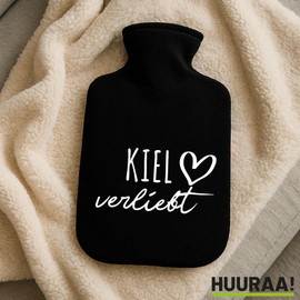 Huuraa Wärmflasche Kiel verliebt Geschenk 1,8 Liter Black Classic Veloursbezug Kiel Präsent