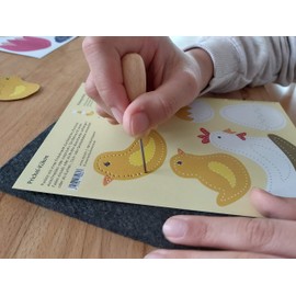 Familienmomente Craft Set for Tingling Meadow & Chicks (1 x Early Bloomer, 1 x Chick, 2 x Lanterns Meadow & Chicks) DIN A5, 100% Recycled Paper with Prick Felt and Needle