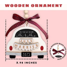 Wedding Gifts for Bride and Groom The Year We Became Mr and Mrs Just Married 2025 for Couple Engagement Bauble Wedding Newlyweds Wood Marry Plaque Ornament for Bedroom Living Room Happily Keepsake