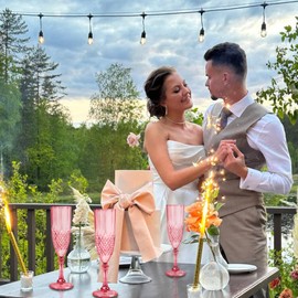 LEYIQU Plastic Champagne Flutes, 24PCS Red Plastic Wine Glasses Goblets Reusable Champagne Flute for Weddings, Bachelor Parties, Toasting, and Events(24,Red)