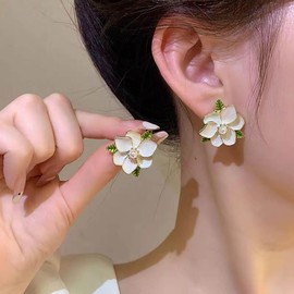Yheakne Boho Shell Pearl Flower Earrings Gold Acrylic Camellia Stud Earrings Vintage Pearl Floral Earrings Flower Enamel Stud Earrings Jewelry for Women and Girls