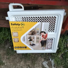 Safety 1st 28-42 inch Lift, Lock and Swing Gate