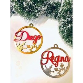 Esfera personalizada con nombre a color, esfera navideña con nombre. Adorno navideño para árbol familiar. Decoración original navideña. (Dorado con letras rojas)