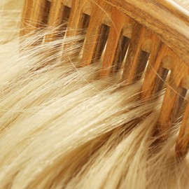 com-four® Premium Sandalwood Hair Comb, Coarse Toothed Sandalwood Hair Comb, Sustainable Solid Wood Comb for All Hair Types (1 Piece Comb)