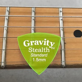 Púas de guitarra acrílicas Gravity - Biselado pulido, más afilado y resistente para un sonido más brillante y un agarre más firme - Diseño Stealth de 1.5mm y espesor estándar - Hechas a mano en