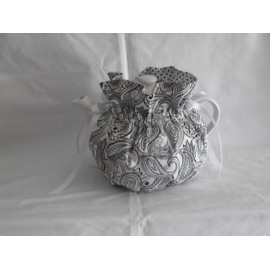 Pretty Black & White Paisley Print 6 Cup Reversible Tea Pot Cozy
