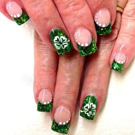 24Pcs St. Patrick's Day Press on Nails Short Square with Green Glitter French White Polka Dot Clover Four-Leaf Clover Design French Tip Fake Nail Shamrock Irish Full Cover Tips Stick on Nail for Women
